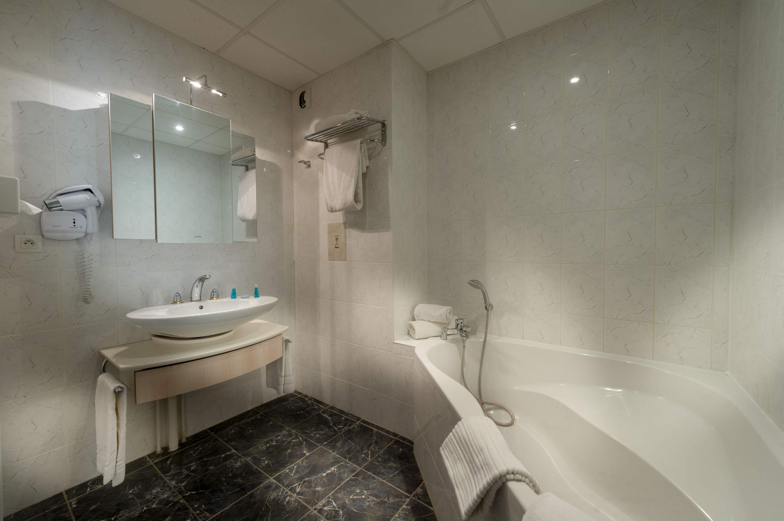 Salle de bain d'une suite à l'Hôtel Marso à Amnéville